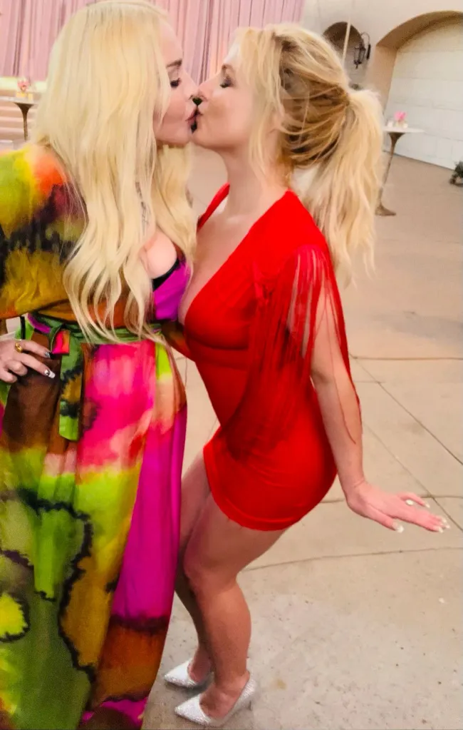 Spears compartió un beso con Madonna en su desafortunada boda con Sam Asghari en junio de 2022.