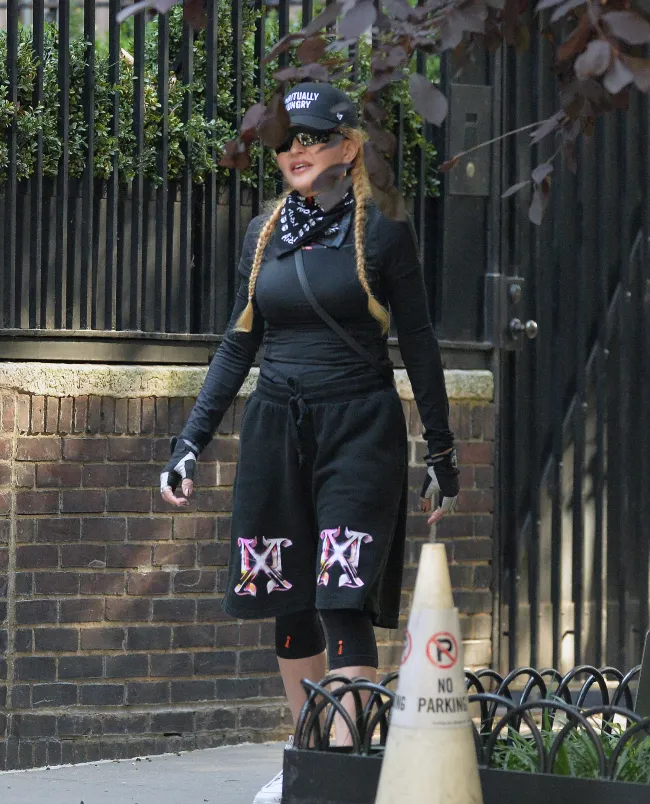 Madonna usó su merchandising de la gira y una gorra de Kabbalah mientras caminaba por la ciudad de Nueva York luego de su problema de salud.