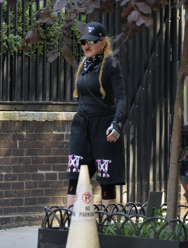 La Reina del Pop combinó sus pantalones cortos de gira con un conjunto completamente negro.