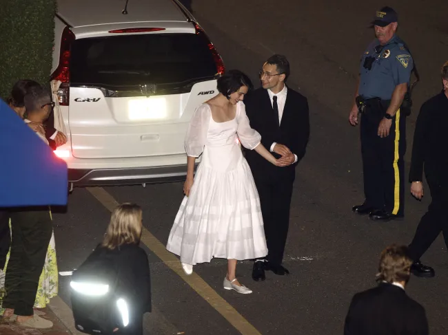 Margaret Qualley se cambió a un segundo look de novia para la recepción de su boda con Jack Antonoff en Nueva Jersey el sábado por la noche.