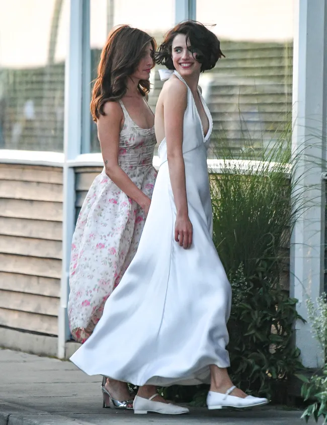 Qualley usó un vestido de satén blanco con un escote pronunciado en su ceremonia de boda con Antonoff.