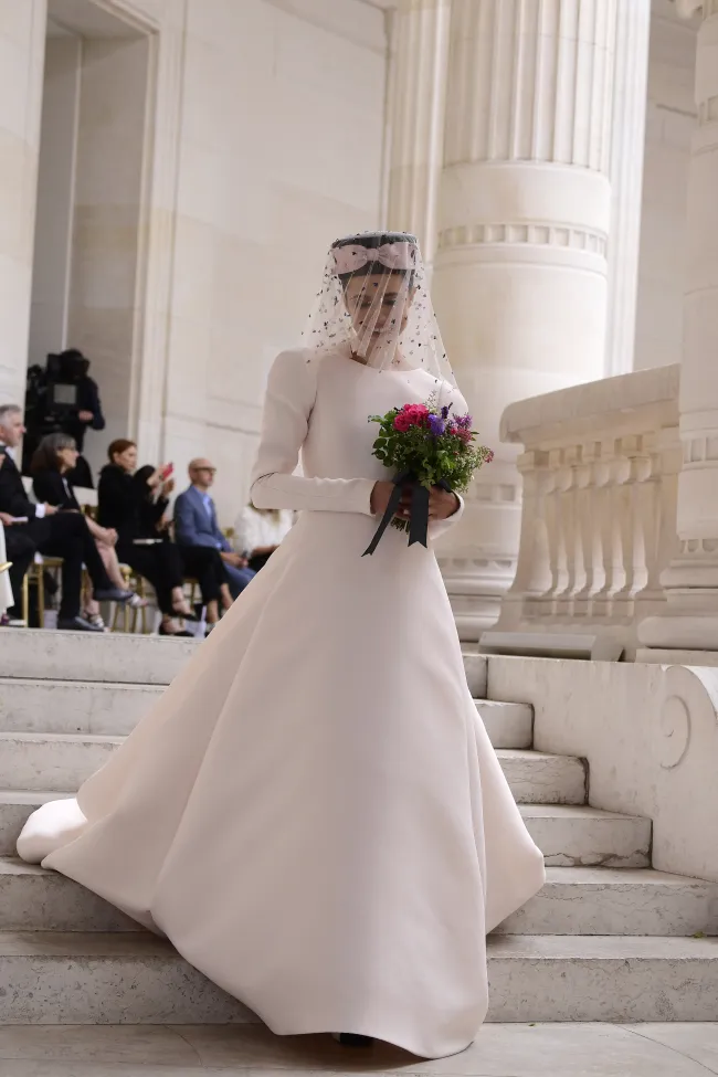 Qualley presagió el momento de su boda cuando usó un vestido de novia para caminar por la pasarela en el desfile de moda Couture 2021 de Chanel.