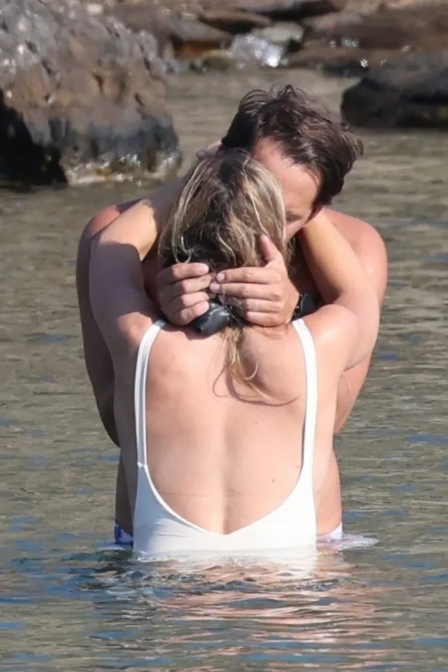 Margot Robbie fue vista besando a su marido en Grecia.