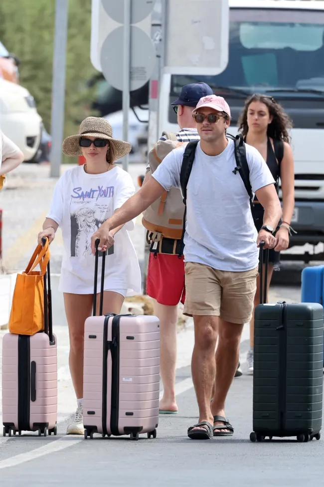 La pareja también fue fotografiada sacando sus propias maletas de un ferry público.