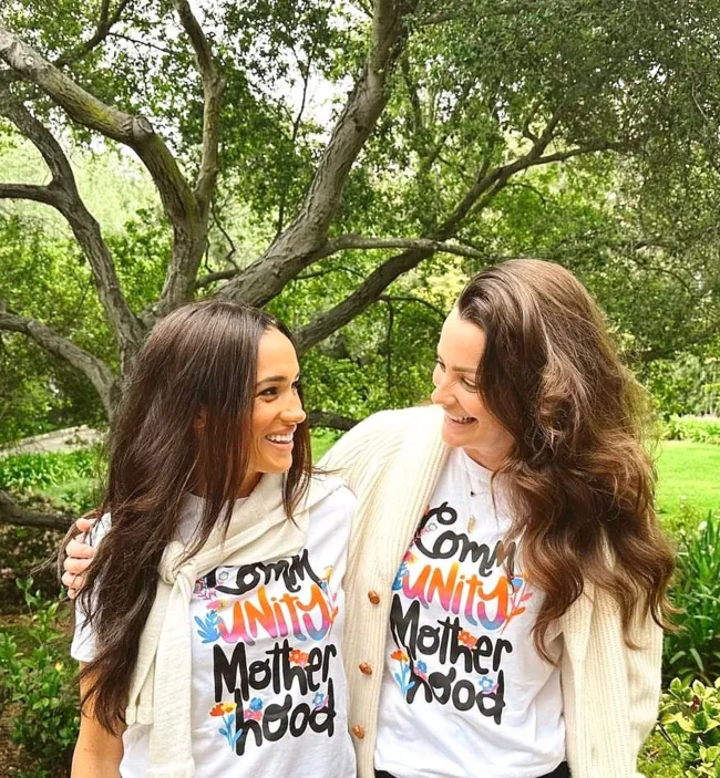 “Meghan y Kelly… hermosas morenas, hermosas amigas, hermosas mamás. ”, decía esta publicación en la cuenta de Instagram Highbrow Hippie.