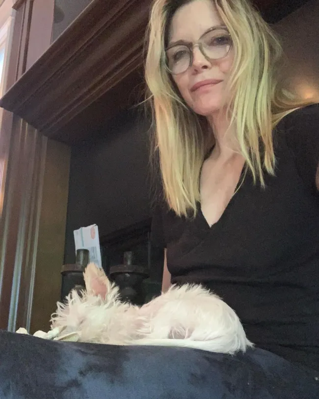 Desde que se unió a Instagram en 2019, Pfeiffer ha compartido muchas fotos detrás de escena con sus seguidores.