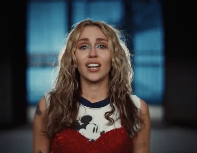 El video musical la muestra llorando con una camiseta de Mickey Mouse.