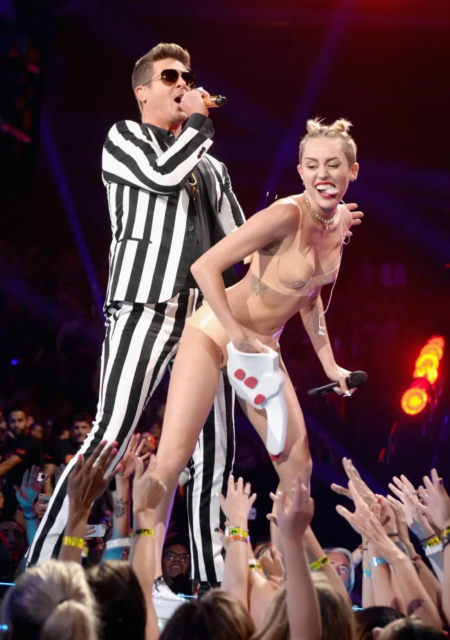 Es el décimo aniversario de Cyrus haciendo twerking con Robin Thicke en los VMA.