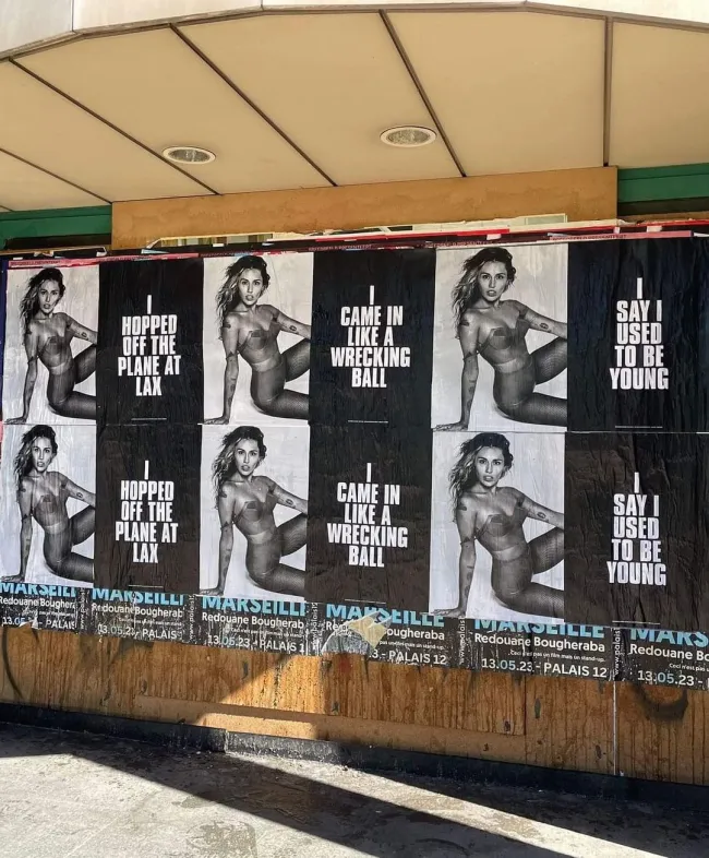 Los fanáticos han fotografiado los carteles de Miley por todo Los Ángeles.