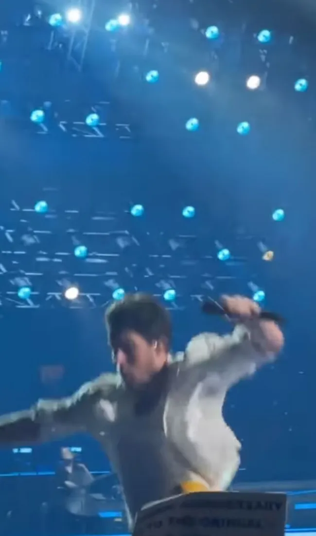 Nick Jonas se cayó por un agujero en el escenario.