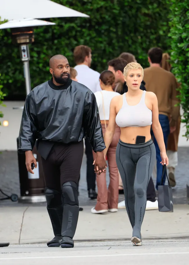 Kanye West y su “esposa” Bianca Censori fueron vistos bailando mientras disfrutaban de una cena con amigos en Italia.