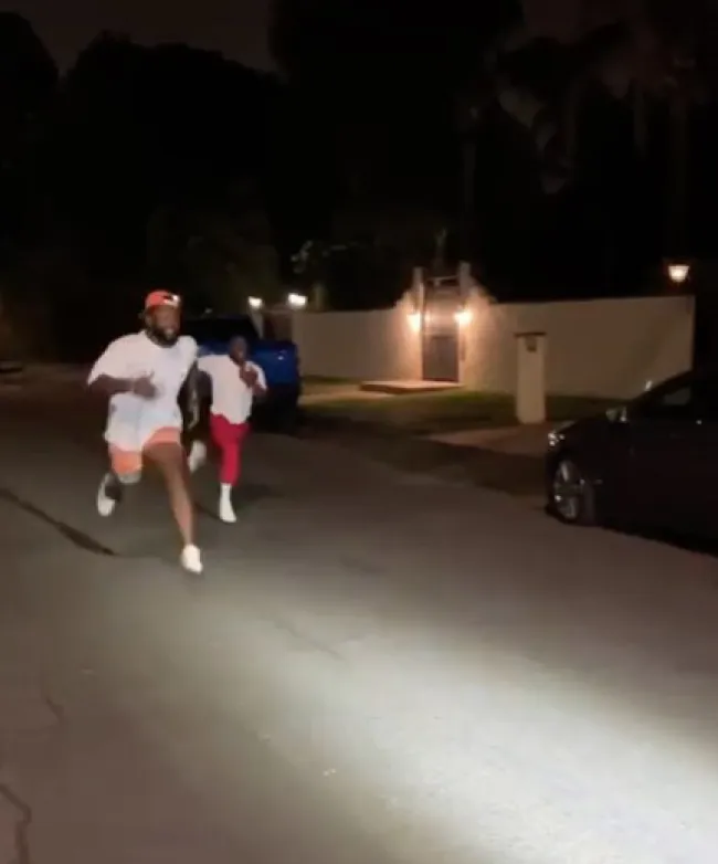 El comediante y deportista retirado corría en plena calle por la noche.