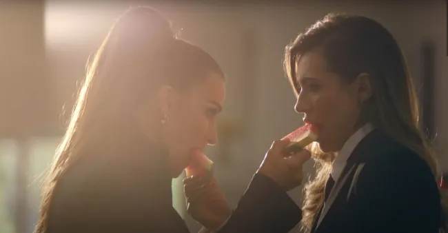En otra parte del metraje de “Fall in Love With Me”, se alimentaron mutuamente con fruta.