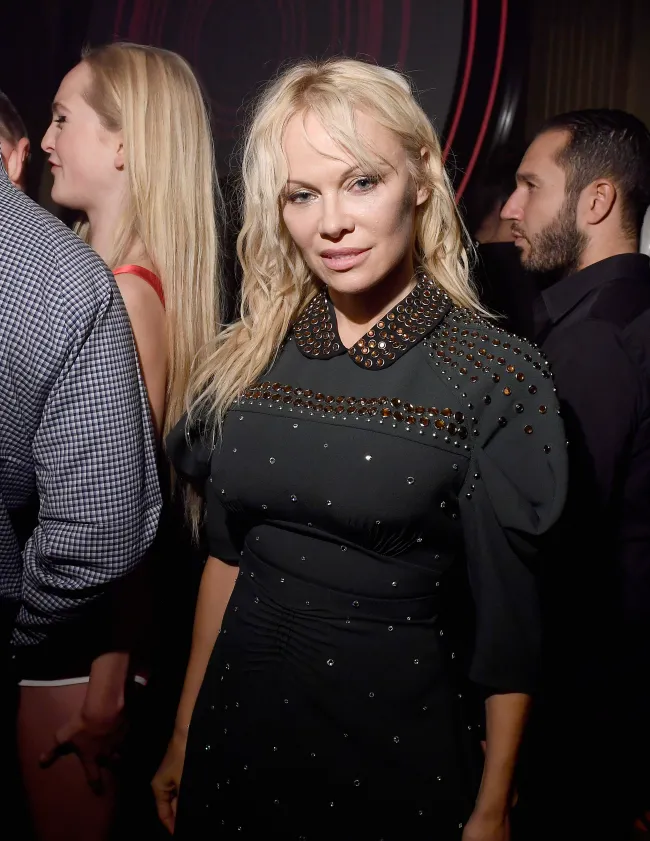 Pamela Anderson se sinceró con Elle sobre por qué abandonó su característico look de belleza.