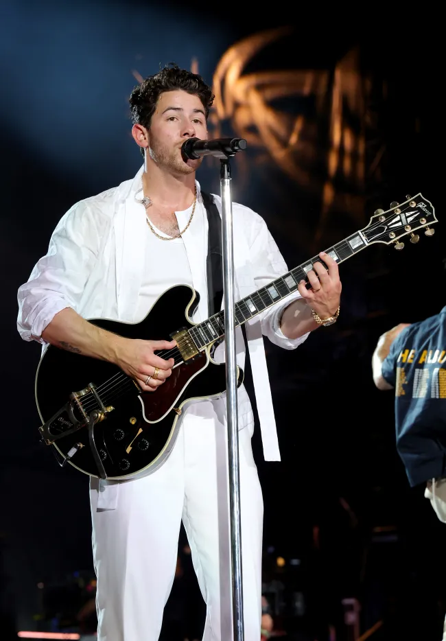 Nick subió al escenario junto a Joe y Kevin en la primera noche de The Tour.