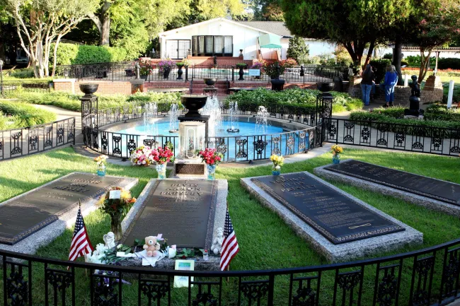 Se ha permitido enterrar a Priscilla junto a Elvis en el jardín de meditación de Graceland.