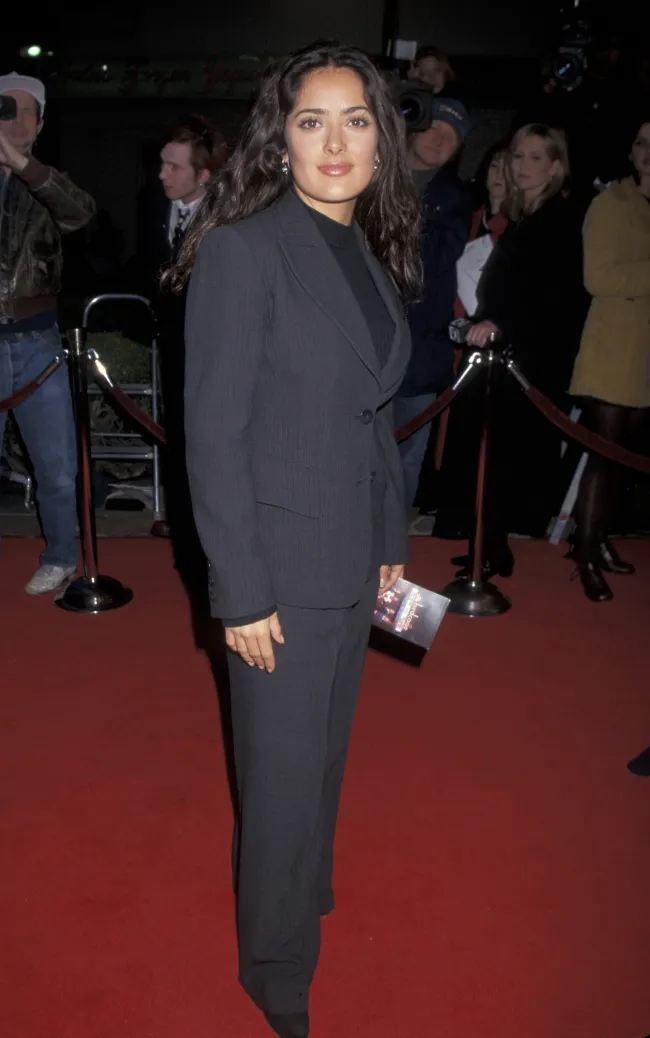 Salma Hayek compartió los detalles detrás del atuendo que usó para su debut en la alfombra roja de 1996 en una nueva entrevista con W esta semana.