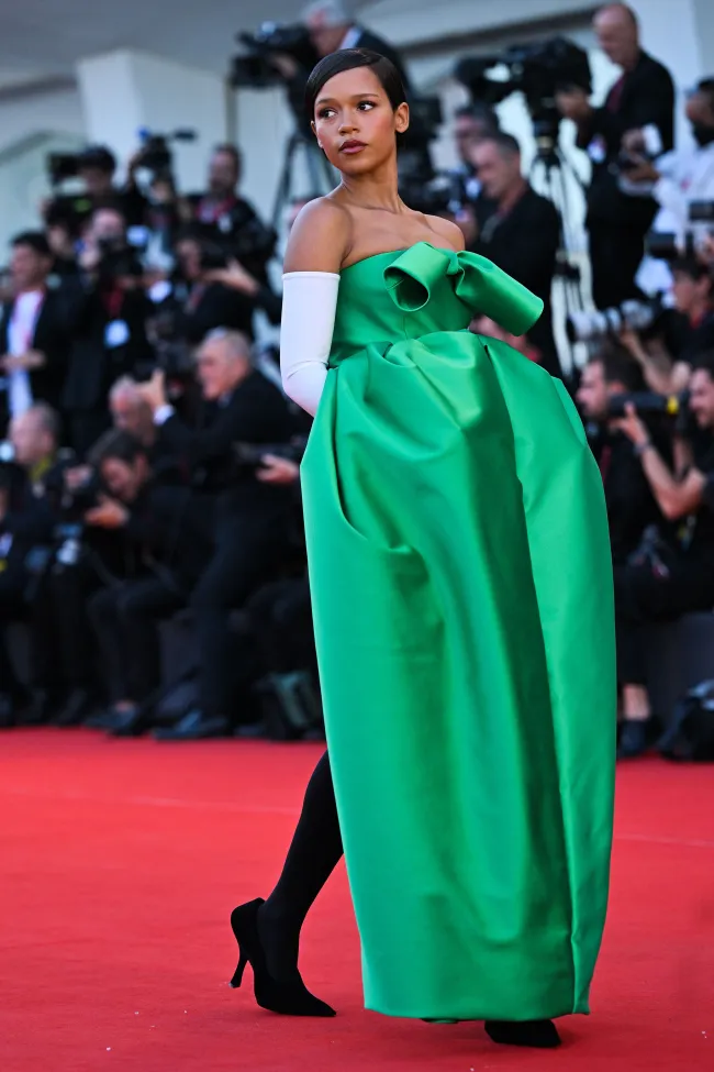 Ella cautivó con un vestido verde brillante de Balenciaga.