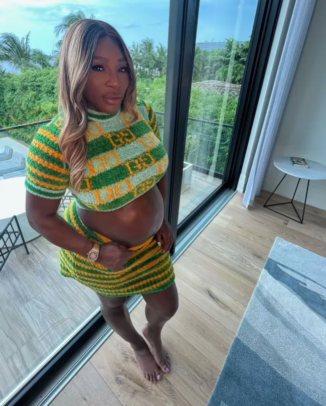 Serena Williams celebró su embarazo con un soleado conjunto de Gucci a rayas.