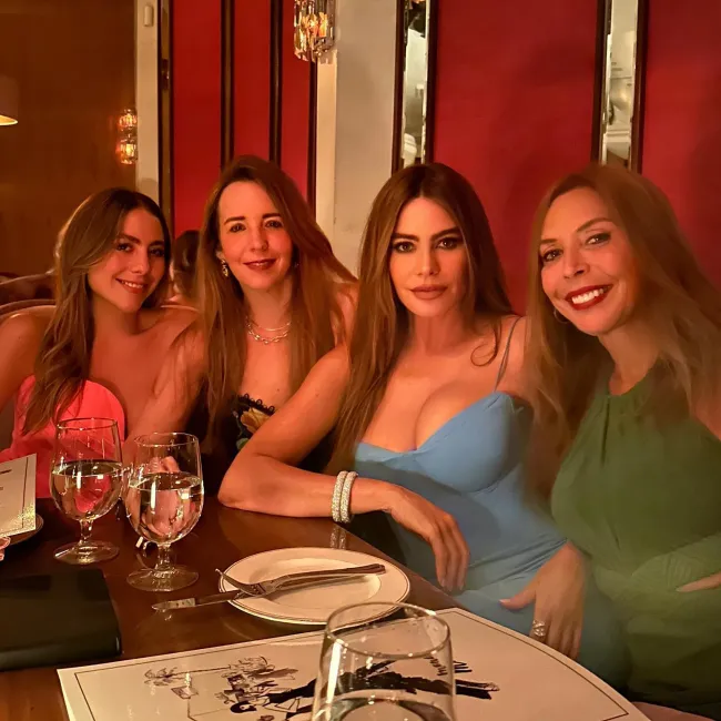 Sofía Vergara salió con un grupo de amigos para el cumpleaños de su hermana Verónica.
