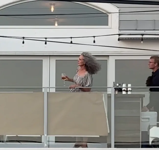 La madre de Qualley, Andie MacDowell, fue vista tomando una copa en el balcón.