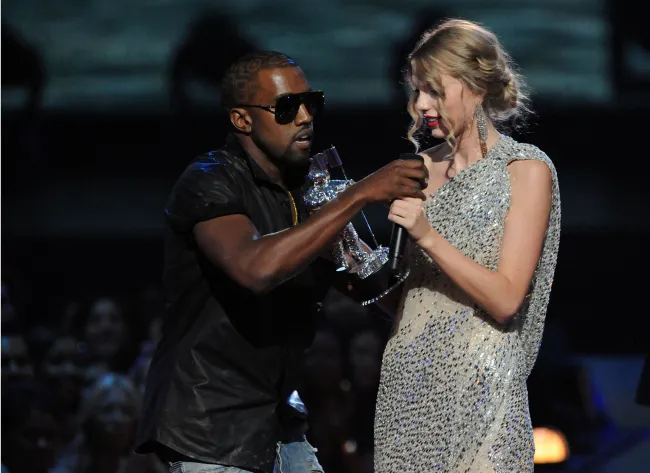 La rapera le robó el micrófono a Swift en medio de su discurso de aceptación para declarar que Beyoncé debería haber ganado.