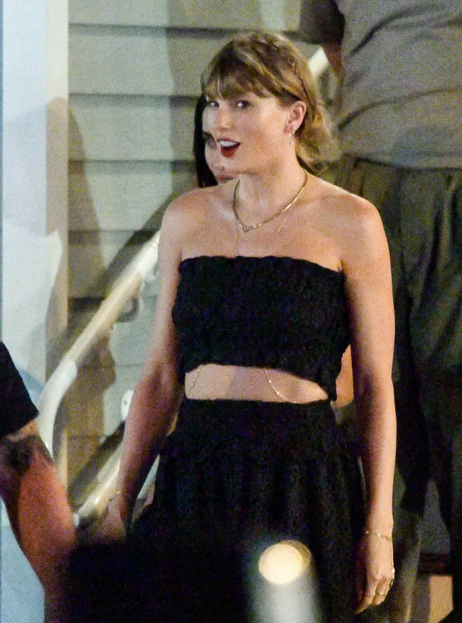 El look de Swift también contó con un bolso negro y joyas de oro simples.