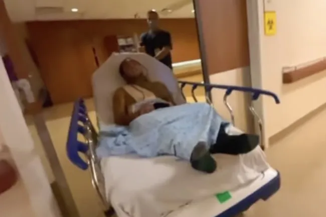 Tekashi 6ix9ine tuvo que ser trasladado de urgencia al hospital después del ataque de LA Fitness, donde los médicos tuvieron que tratar las lesiones en la mandíbula, las costillas y la espalda.