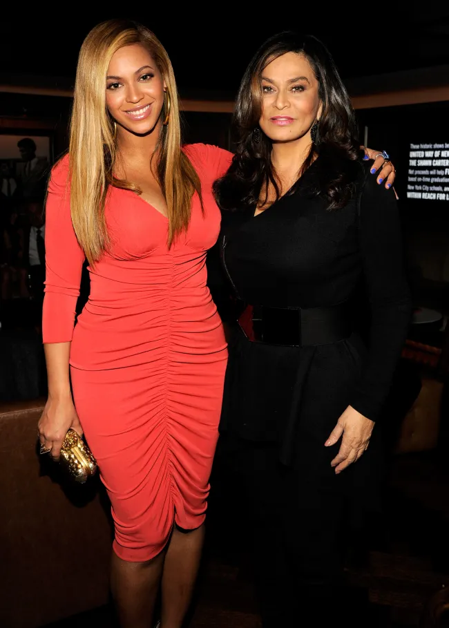 Tina Knowles-Lawson sale en defensa de su hija Beyoncé.