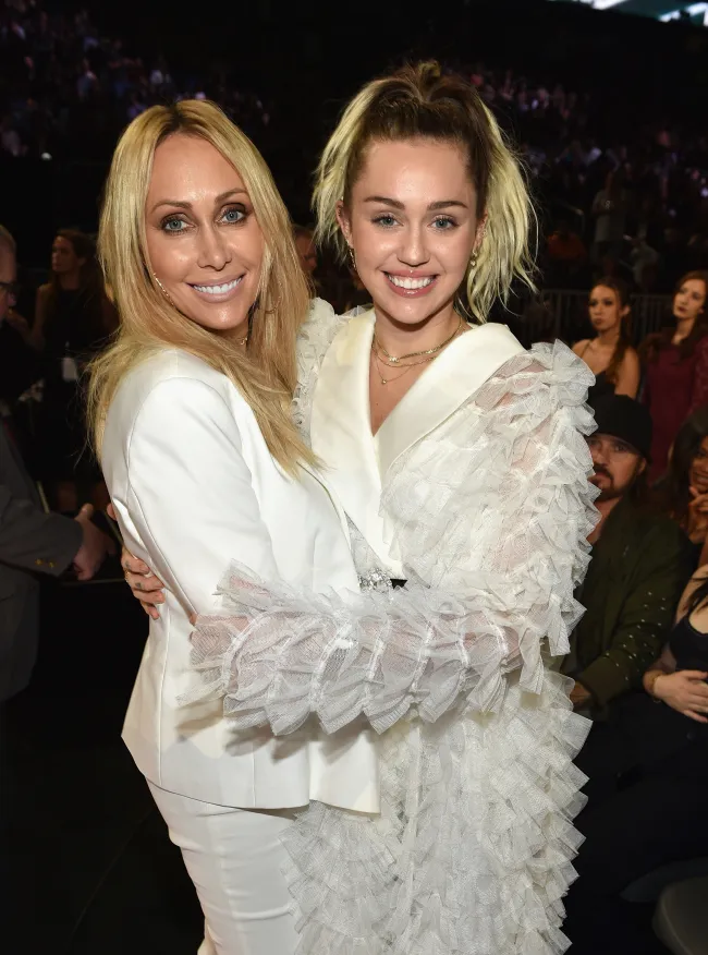 Tish Cyrus compartió instantáneas de su boda con Dominic Purcell a través de Instagram el viernes.