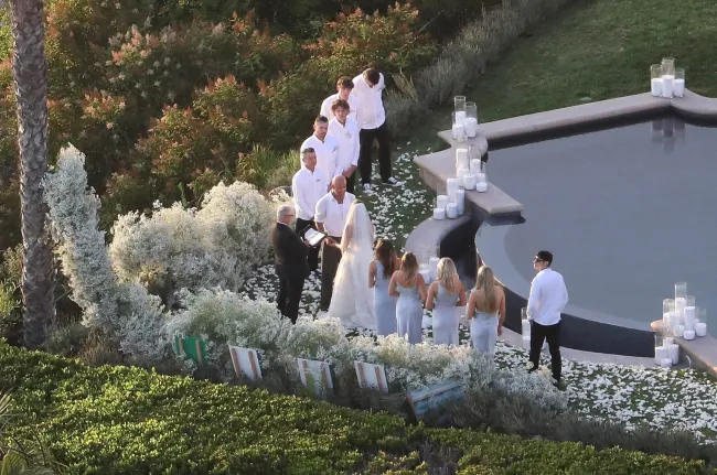 El hijo de la novia, Trace Cyrus, y su hija, Brandi Cyrus, también asistieron a la boda.