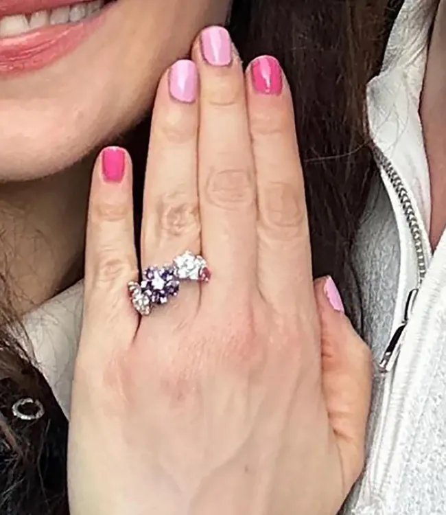 El anillo único presentaba una piedra preciosa de color rosa claro y púrpura.