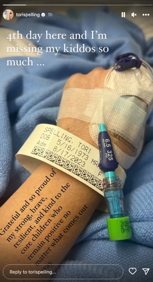 La actriz compartió una foto de su pulsera de paciente en su historia de Instagram el domingo.