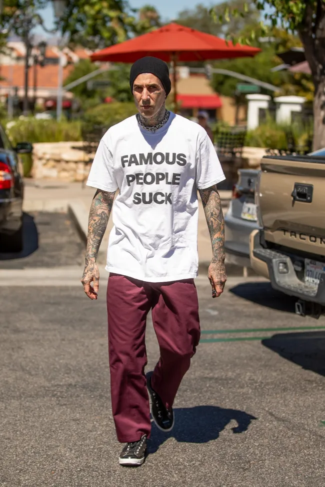 Travis Barker se puso una camiseta irónica en California el lunes.