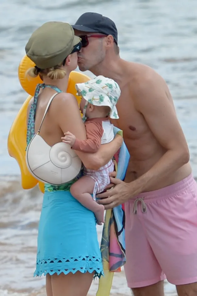Paris Hilton y Carter Reum fueron fotografiados empacando en la PDA durante sus vacaciones en Maui, Hawái.
