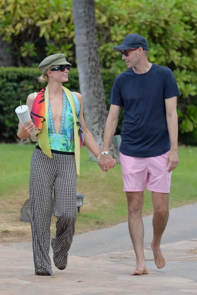La estrella de “Simple Life” se puso pantalones para la caminata con su esposo.