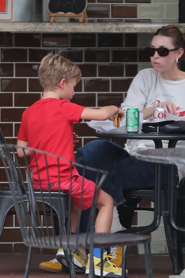 Whitney Port fue fotografiada disfrutando del almuerzo con su hijo de 6 años, Sonny.