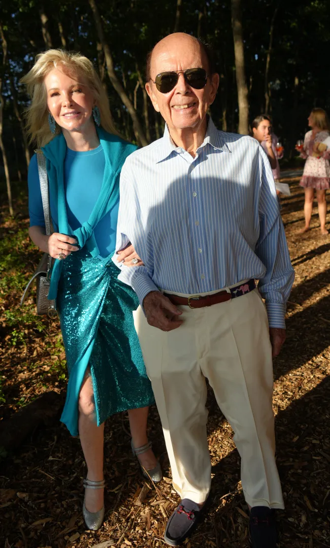 Wilbur y su esposa Hilary Geary Ross fueron los anfitriones del evento.