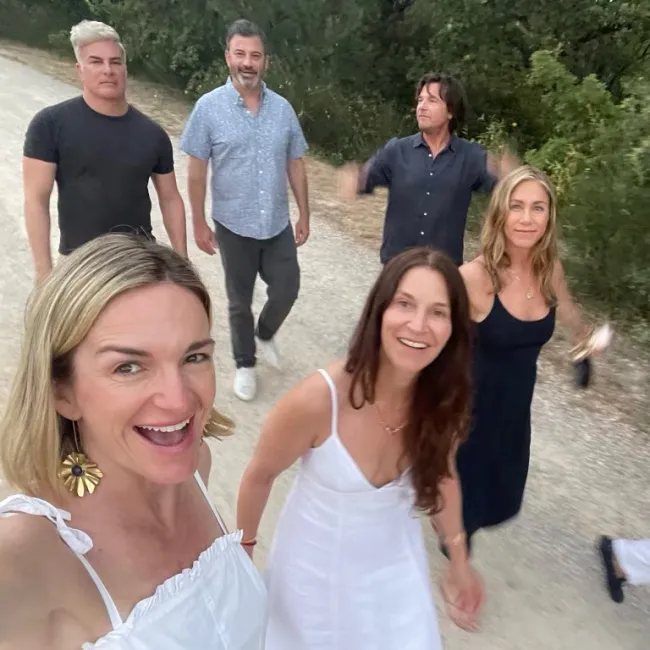 La estrella de “Friends” también posó para selfies con amigos para su “volcado de fotos” de verano.