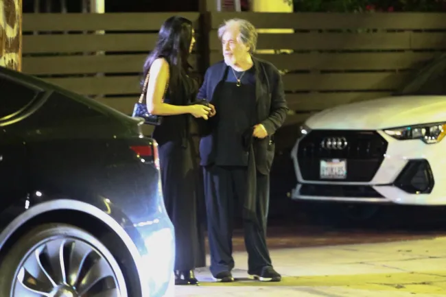 Al Pacino y Noor Alfallah coincidieron vestidos de negro en una cita nocturna.
