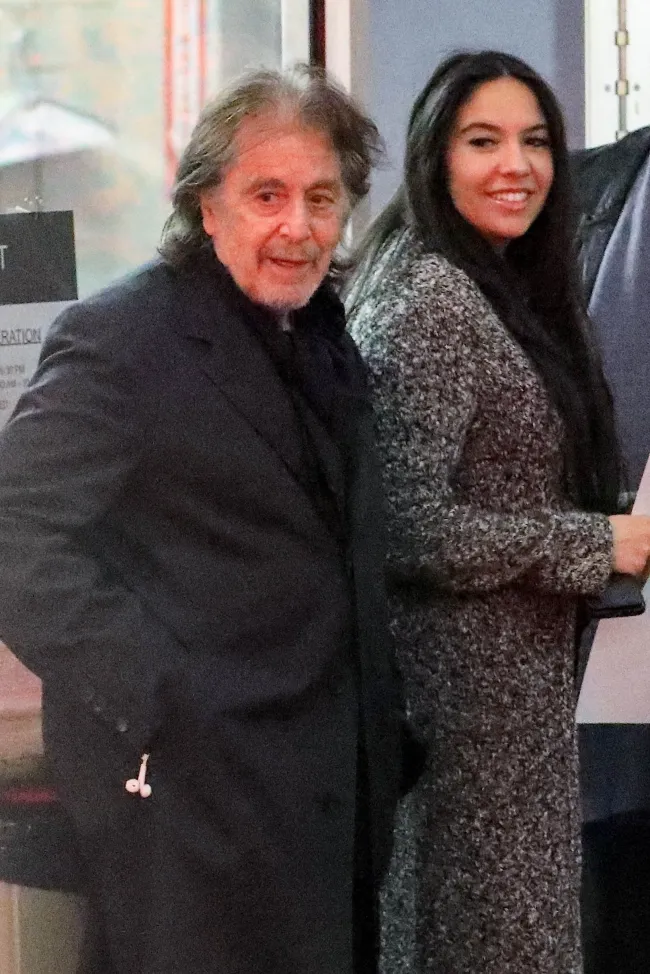 Al Pacino y su novia Noor Alfallah todavía están juntos, confirma QQCQ.