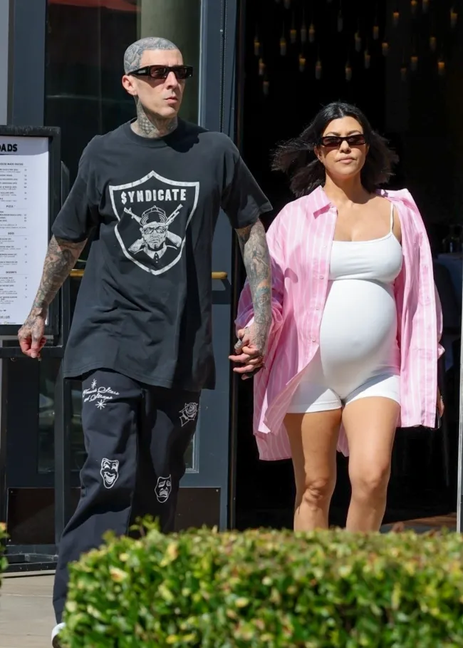 El baterista de Blink-182 y su esposa embarazada, Kourtney Kardashian, fueron vistos saliendo de un hospital el sábado.