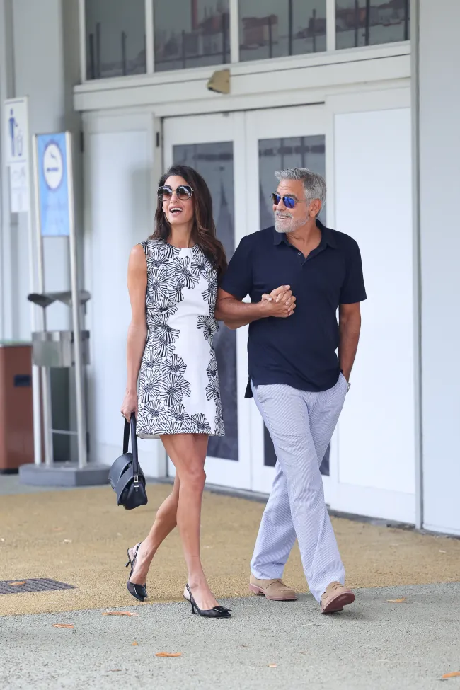 La pareja combinó con trajes azules y blancos cuando llegaron a Venecia.