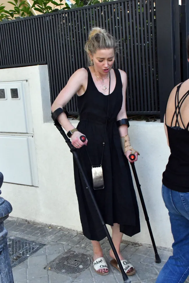 Amber Heard fue vista usando muletas mientras llegaba a su nueva casa en Madrid.