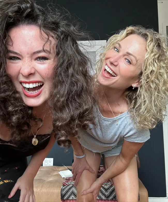Amy Robach y su hija Ava Monroe mostraron sus rizos naturales en Instagram el lunes.