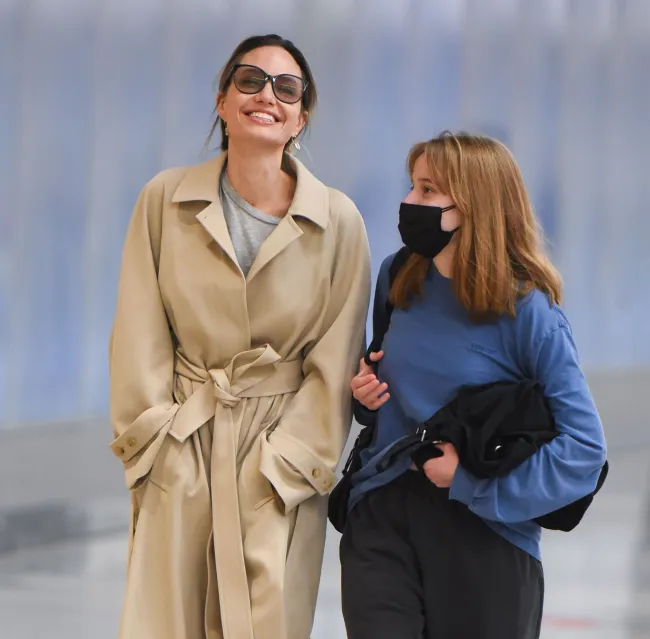 Angelina Jolie se rió junto a su hija, Vivienne Jolie-Pitt, en el aeropuerto JFK de la ciudad de Nueva York el jueves.