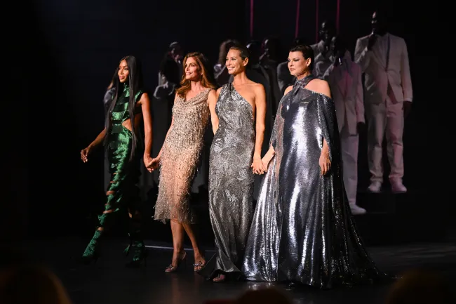 Las supermodelos Naomi Campbell, Cindy Crawford, Christy Turlington y Linda Evangelista caminaron por la pasarela. También cubrieron la edición de septiembre de Vogue.