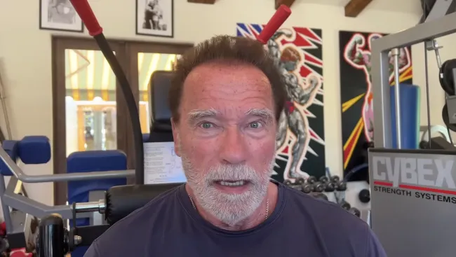 Arnold Schwarzenegger reveló que casi muere mientras se sometía a una tercera cirugía a corazón abierto.