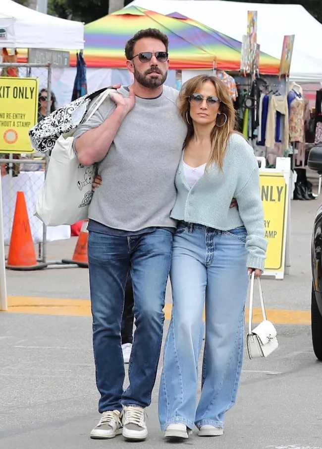 Jennifer López y Ben Affleck se acurrucaron en un mercadillo el domingo.