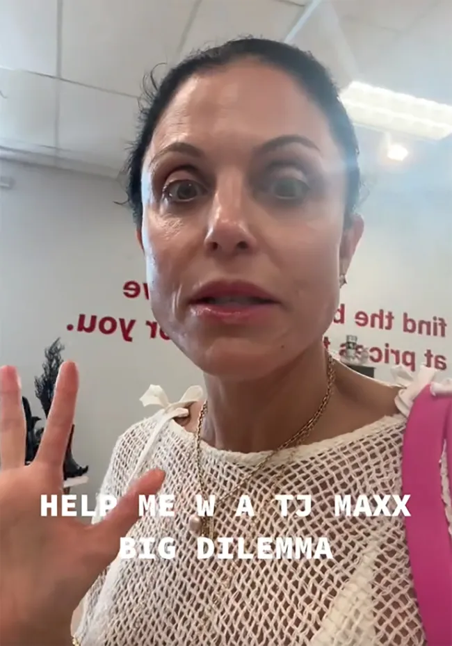 La fundadora de Skinnygirl generó controversia cuando se filmó dándoles a los empleados de TJ Maxx sus productos de maquillaje que alguna vez usaron.